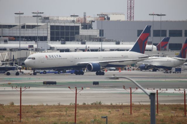 BOEING 767-400 (N843MH)