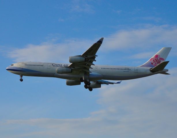 Airbus A340-300 (B-18806)