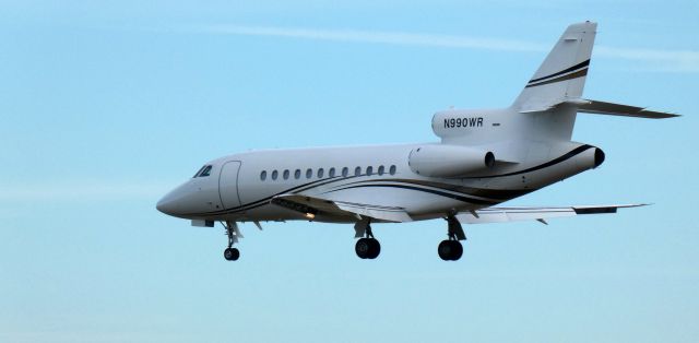 Dassault Falcon 900 (N990WR) - On short final is this 1994 Dassault-Breguet Falcon 900B in the WInter of 2023.