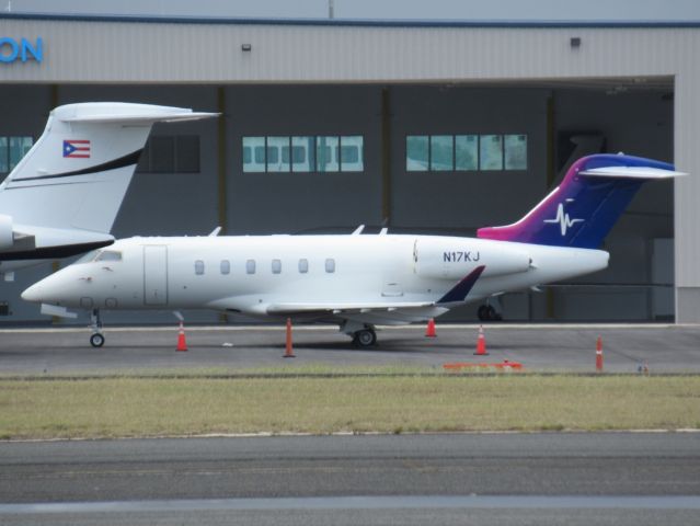 Bombardier Challenger 300 (N17KJ)