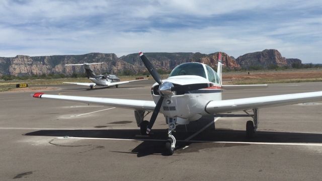 Beechcraft Bonanza (33) (XB-NDL) - En Sedona AZ airport