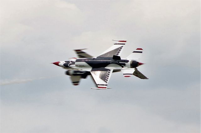 Lockheed F-16 Fighting Falcon — - Thunderbirds solo cross, from Thunder Over Michigan 2018.