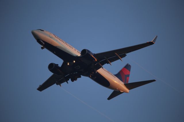 Boeing 737-800 (N3735D)