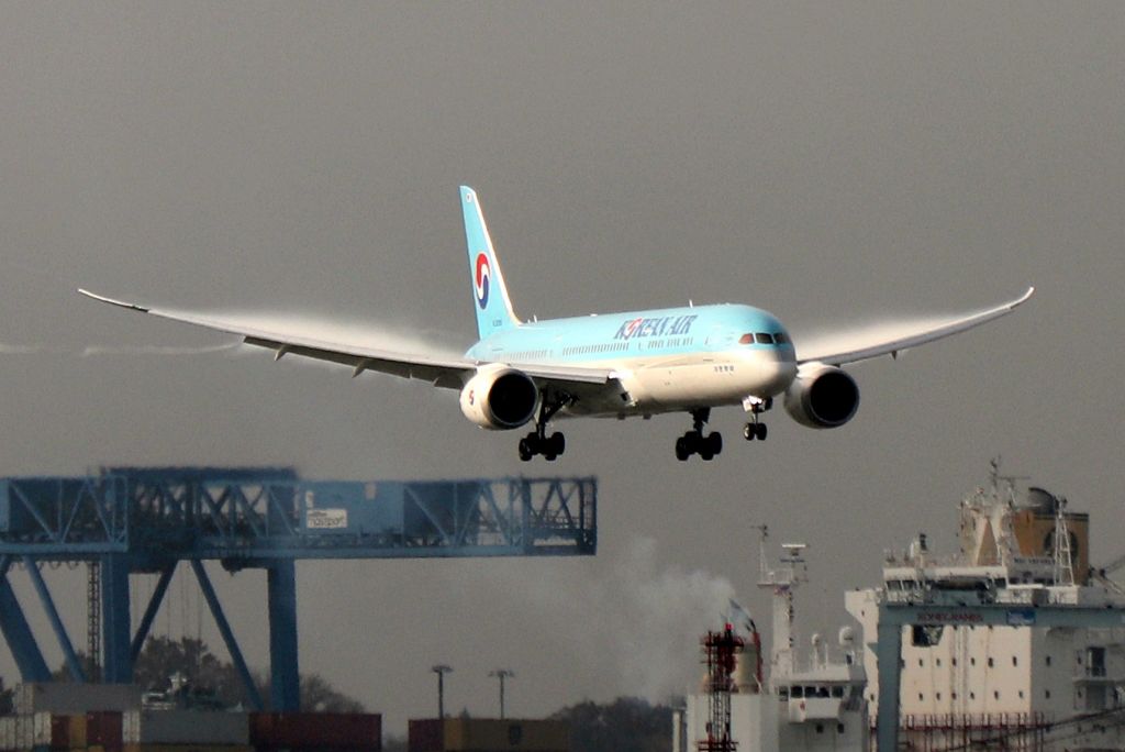 Boeing 787-8 (HL8085) - 'Koreanair 8085' arriving from Seoul, South Korea with a nice burst of vapor
