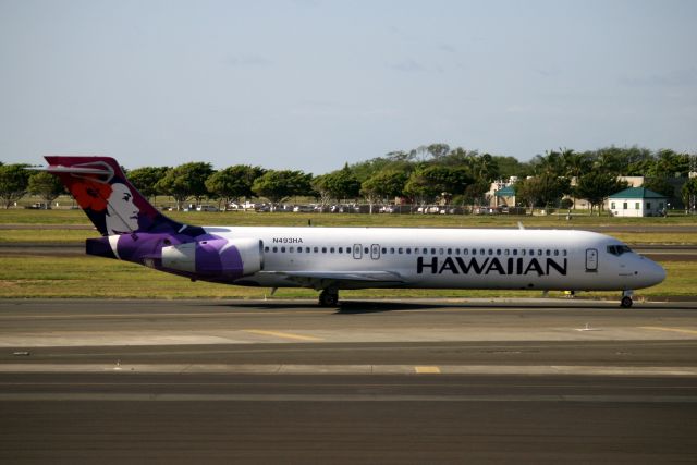 Boeing 717-200 (N493HA) - Taxiing to the gate on 03-Apr-13 operating flight HAL155 from PHOG.