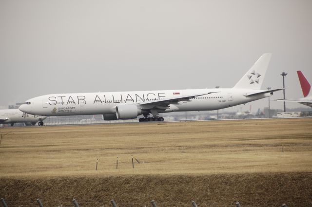 BOEING 777-300 (9V-SWI) - Departure at NRT Airport R/W34L on 2012/01/01 Star Alliance c/s