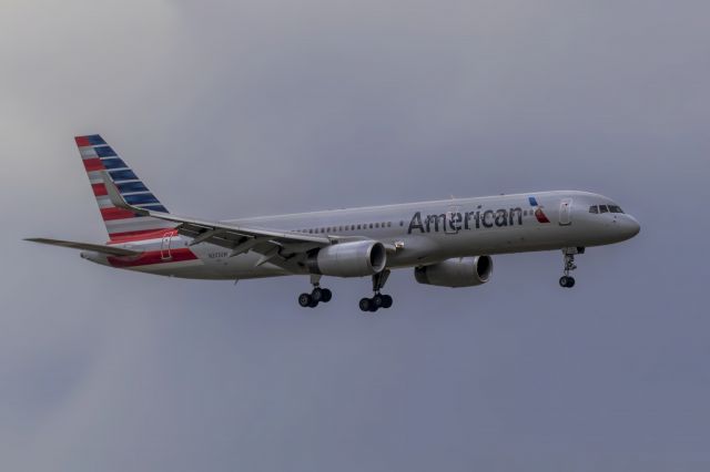 Boeing 757-200 (N203UW)