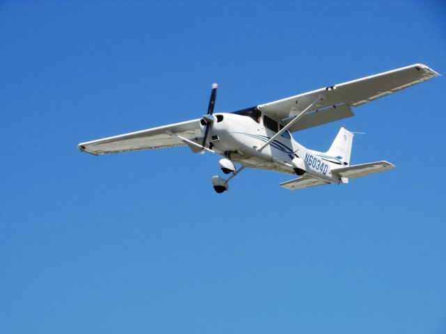 Cessna Skyhawk (N6034D) - Landing on RWY 24