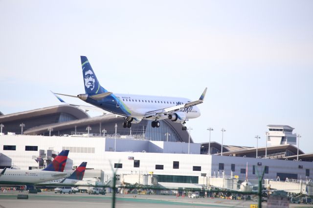 EMBRAER 175 (long wing) (N643QX)