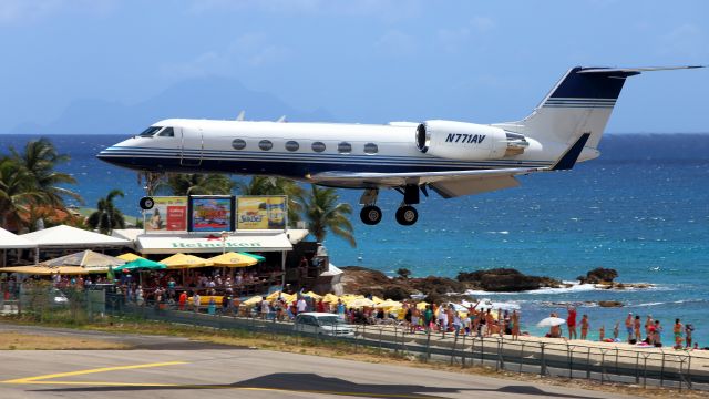 Gulfstream Aerospace Gulfstream V (N771AV) - Point de vue avant la Tour de contrôle.