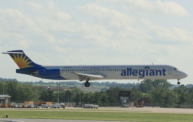 McDonnell Douglas MD-83 (N407NV) - Landing on RWY 31 on June 27,2010.