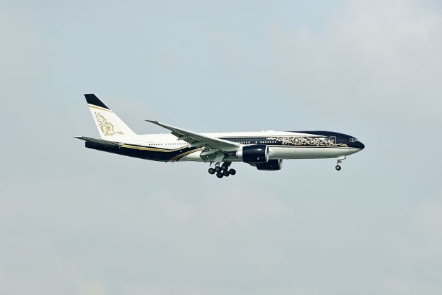 Boeing 777-200 (P4-SKN)