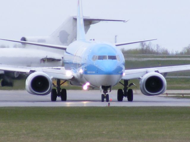 Boeing 737-800 (D-ATUH) - canjet