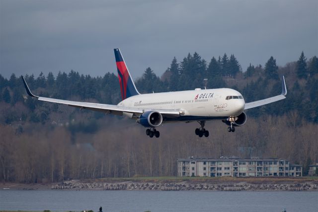 BOEING 767-300 (N16065)