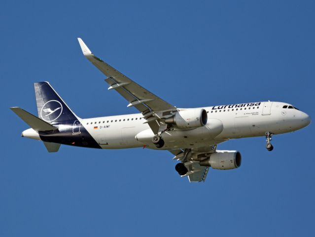Airbus A320 (D-AIWF) - Konelundsfortet RWY04L