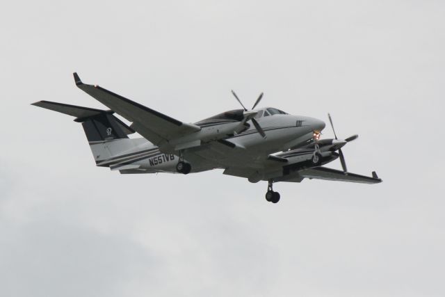 Beechcraft Super King Air 300 (N551VB) - Beechcraft Super King Air 350 (N551VB) on approach to Runway 32 at Sarasota-Bradenton International Airport following a flight from Lynden Pindling International Airport