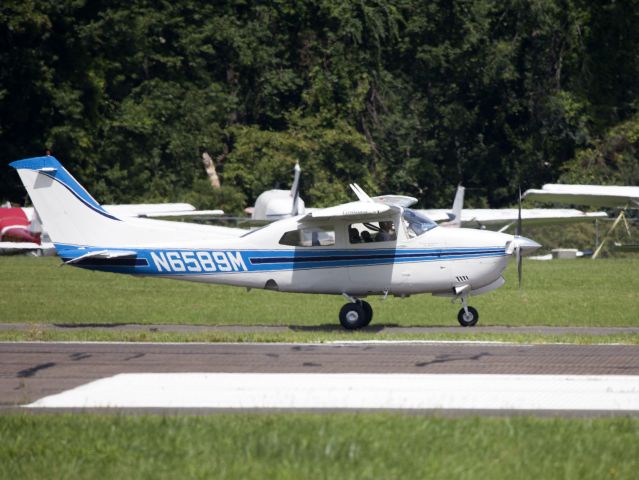 Cessna Skylane (N6589M) - Taxiing back after landing runway 26.