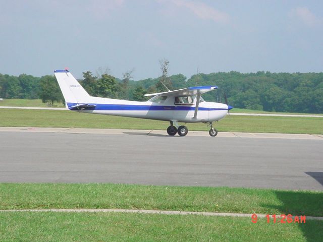 Cessna Commuter (N704JR) - Taxiing to runway 09 on 9/9/09