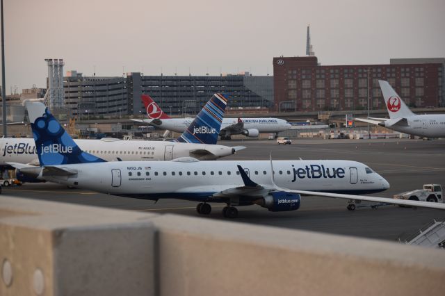 Embraer ERJ-190 (N192JB)