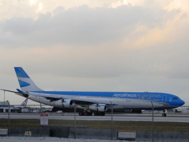 Airbus A340-300 (LV-CSD)