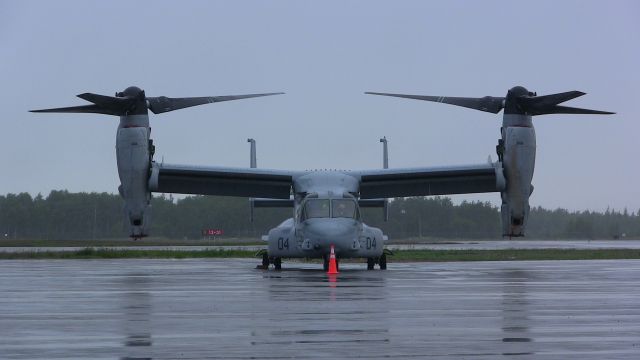 Bell V-22 Osprey — - A US Marine Corps Bell-Boeing V-22 Osprey sits on the tarmac at Gander International.