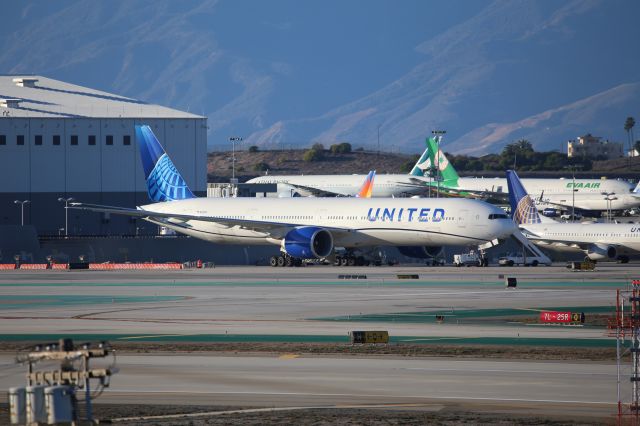 BOEING 777-300ER (N2250U)