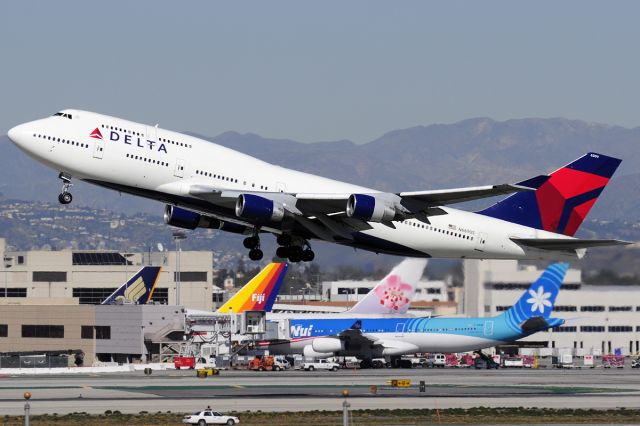 Boeing 747-200 (N669US) - Taking off from Runway 25R at LAX!