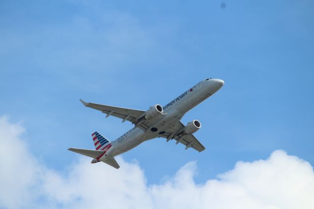 Embraer ERJ-190 (N953UW)