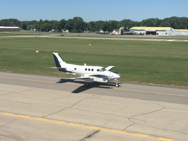 Beechcraft King Air 90 (N8887B)