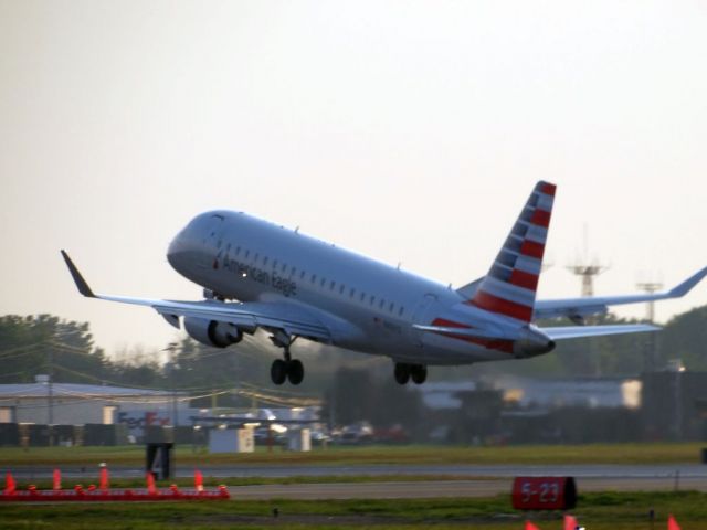 Embraer 175 (N416YX)
