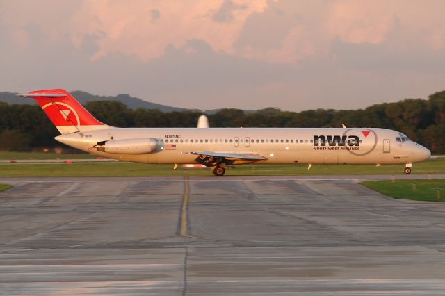 McDonnell Douglas DC-9-50 (N785NC)