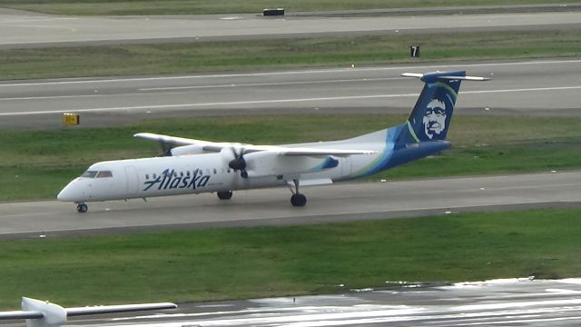 de Havilland Dash 8-400 (N449QX) - An Alaska Dash 8 with the 2016 livery at PDX! This plane crashed on Aug 10, 2018.  Date - Feb 17, 2018