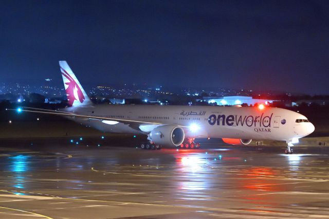 BOEING 777-300ER (A7-BAG) - ADELAIDE AIRPORT, FRIDAY APRIL 29, 2022