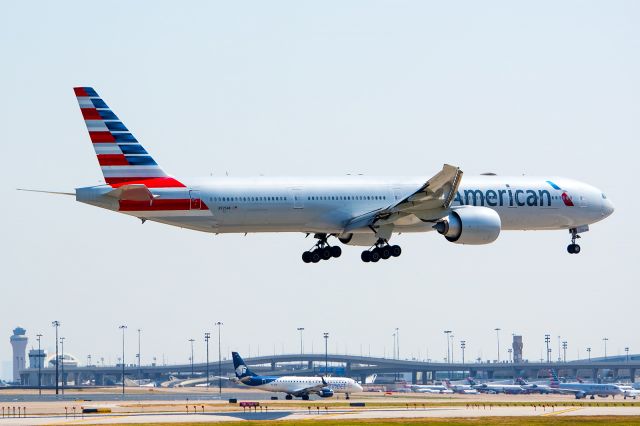 Boeing 777-200 (N725AN) - 02/20/2016 American N725AN B777 KDFW