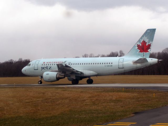 Airbus A319 (C-GKOB) - Take off RW34.