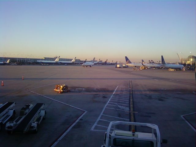 — — - Look from the E terminal down the United alley. Disappointed there were no new United planes at the Continental gates.