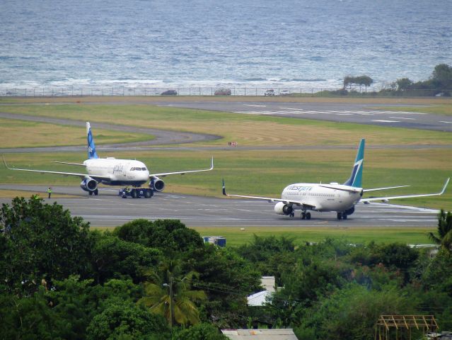 Boeing 737-700 (C-FWSE)