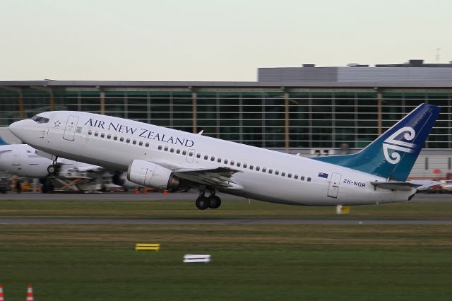 BOEING 777-300 (ZK-NGR)