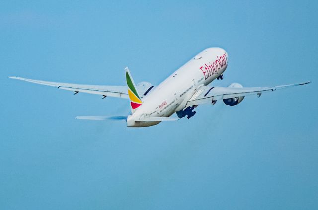BOEING 777-300 (ET-ASK)