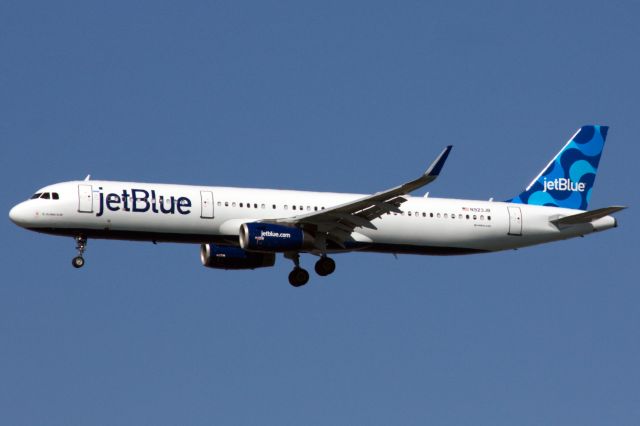 Airbus A321 (N923JB) - Jet Blue A321 'It's Mint To Be' wearing a new tail livery arriving to BOS from LAX on 3/13/22. 