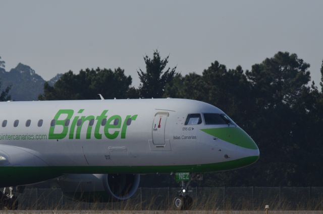 EMBRAER ERJ-190-400 (EC-NEZ) - EC-NEZ Front Detail Going To TakeOff From LEVX To GCLP (Mysterious Paper On The Window?). 21-11-2021