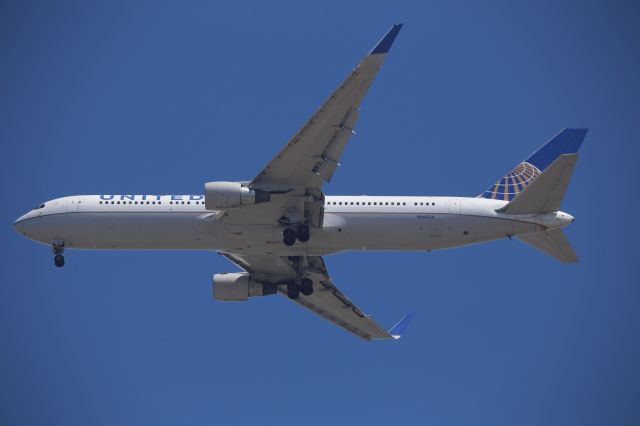 BOEING 767-300 (N665UA)