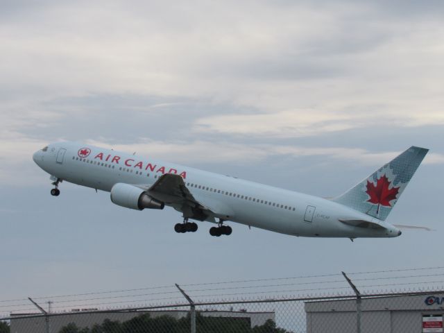 BOEING 767-300 (C-FCAF)