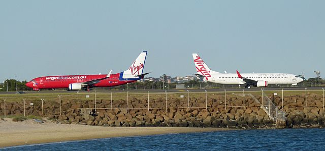 Boeing 737-700 (VH-YFF) - The old and the new... YFF & VUX