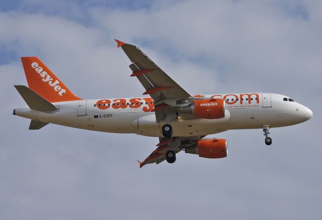 Airbus A319 (G-EZEP) - EasyJet - Airbus A319-111 C/N 2251 - G-EZEP - On Final to Runway 24 at EDLW - 2004-07-31.