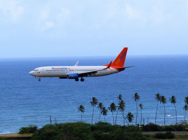 Boeing 737-800 (C-GOFW)