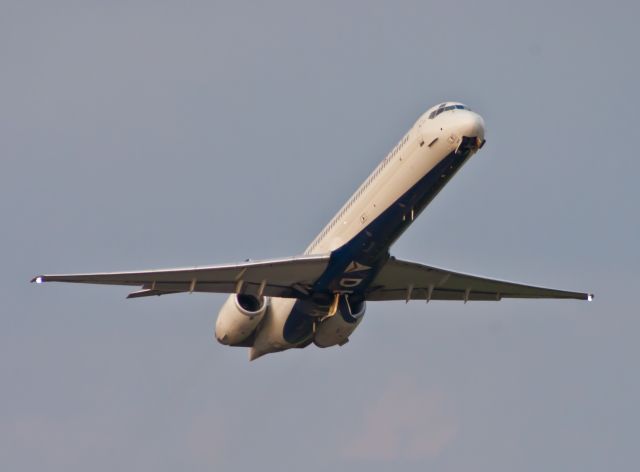 McDonnell Douglas MD-90 (N912DN)