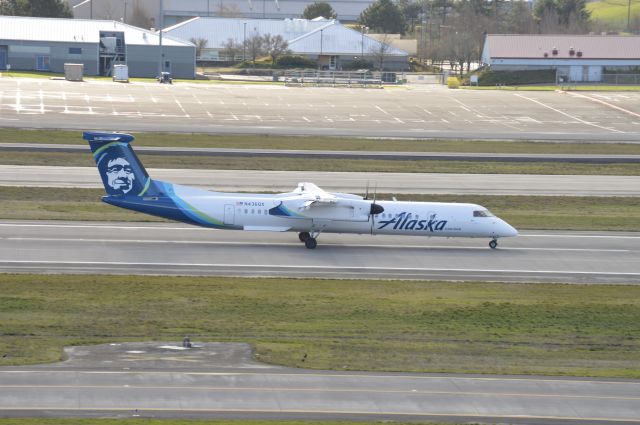 de Havilland Dash 8-400 (N436QX) - QXE2236 arriving on 28L from Redmond, Oregon (KRDM/RDM). The new livery looks good on the Q400!