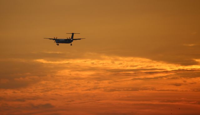 de Havilland Dash 8-400 (C-GLQB) - Coming into CYTZ from the west