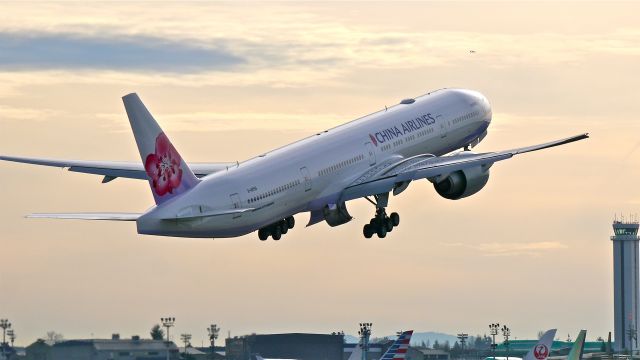 BOEING 777-300 (B-18055) - BOE504 makes a missed approach to Rwy 16R during a flight test on 1/9/15. (ln 1265 / cn 41823).